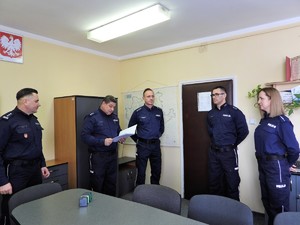 pięciu policjantów stojacych w pokoju podczas odczytywania rozkazu personalnego podczas mianowania komendanta komisariatu w Skale i zastępcy (2)