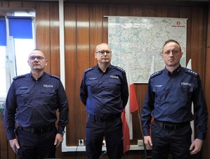 nowy komendant i zastępca komisariatu policji w Zabierzowie oraz po zastępca komendanta powiatowego w krakowie stojący obok siebie