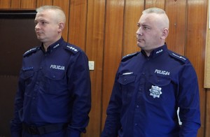dwóch kierowników z komisariatu Policji w Zabierzowie stojących obok siebie