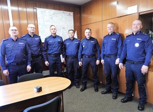 siedmiu policjantów stojących obok siebie ustawieni przodem do zdjęcia podczas wręczania aktów (2)